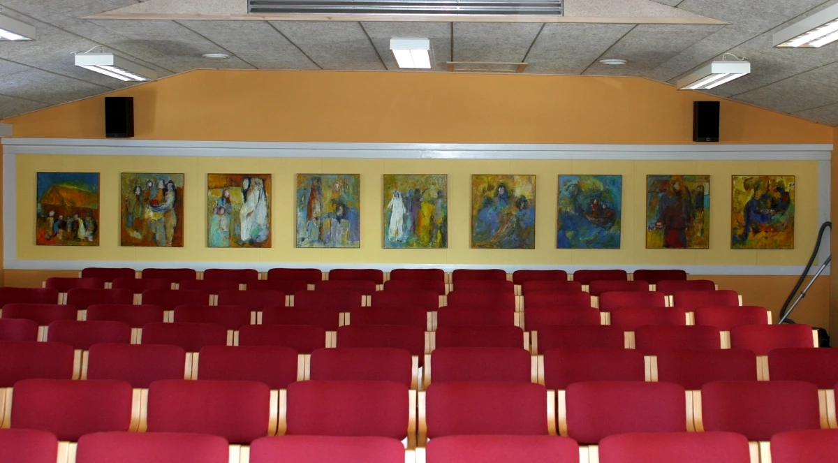 Foredragssalen på Kongenshus Efterskole - juni 2002 - 9 malerier med motiver fra nordiske mytologi på bagvæggen